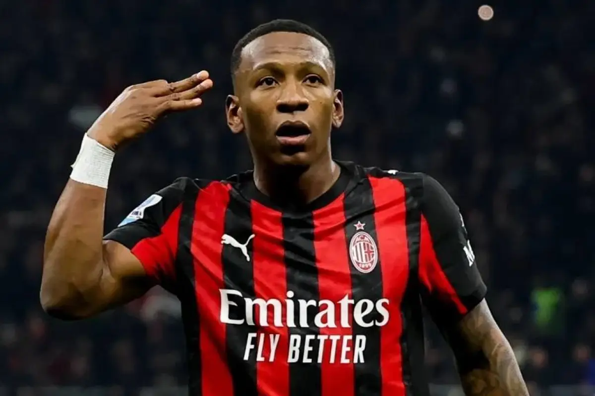 Pervis Estupiñán, jugador del AC Milan, celebra su gol ante Inter.