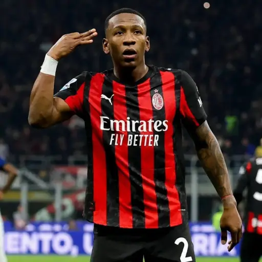 Pervis Estupiñán y su familia muestran su felicidad por el gol marcado por el ecuatoriano con el AC Milan