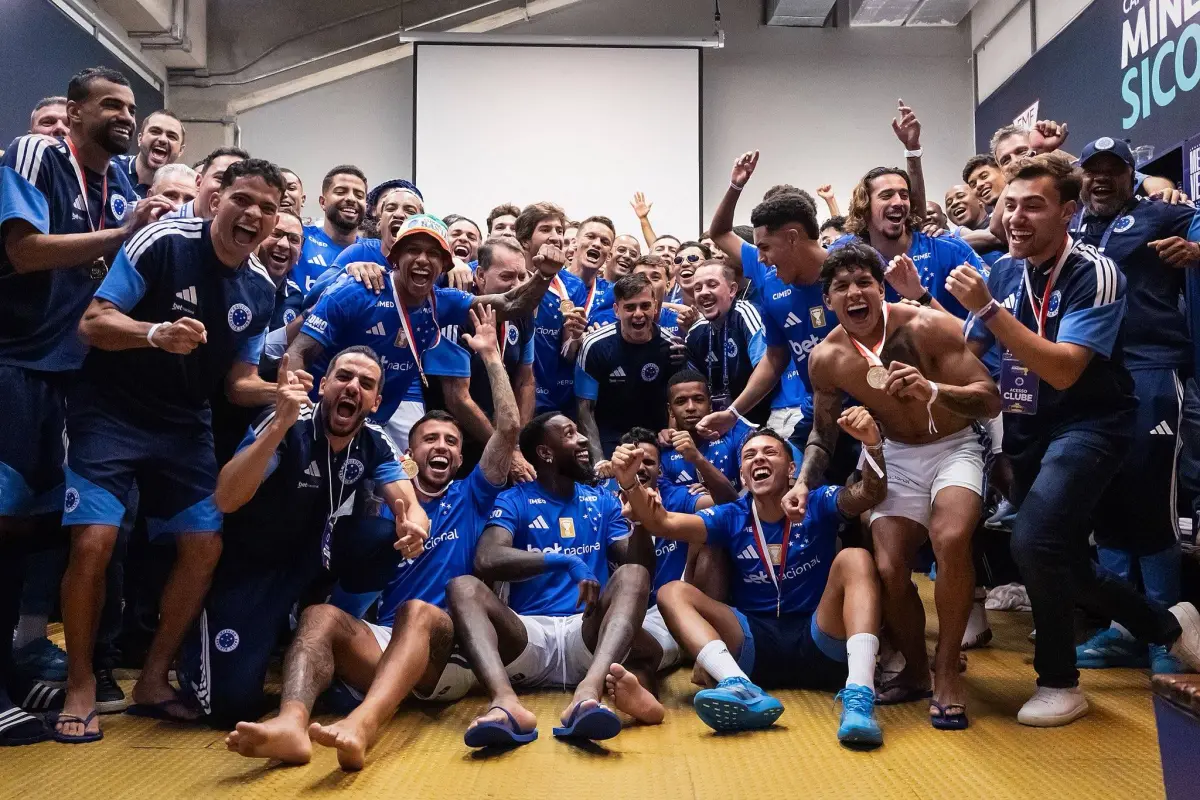 Keny Arroyo y sus compañeros festejado el campeonato de Cruzeiro
