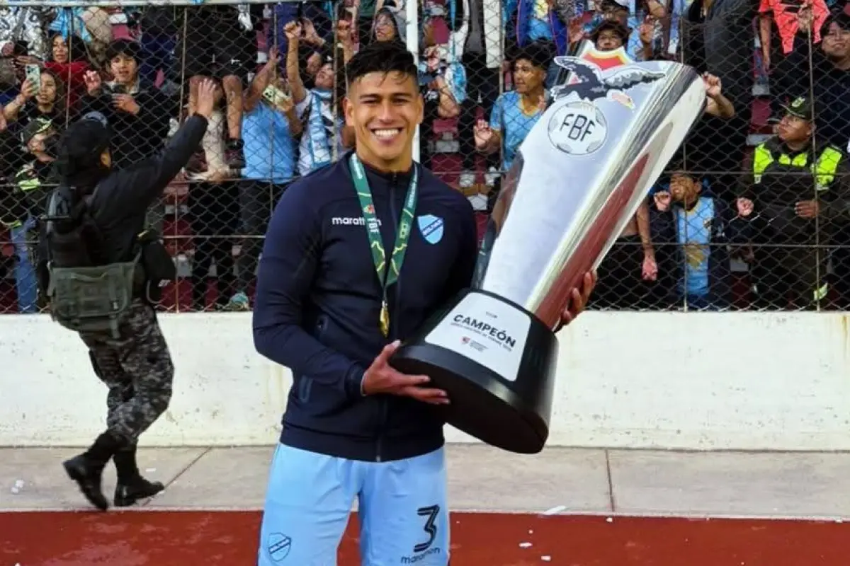 Xavier Arreaga, jugador de Bolívar, con la copa de campeón