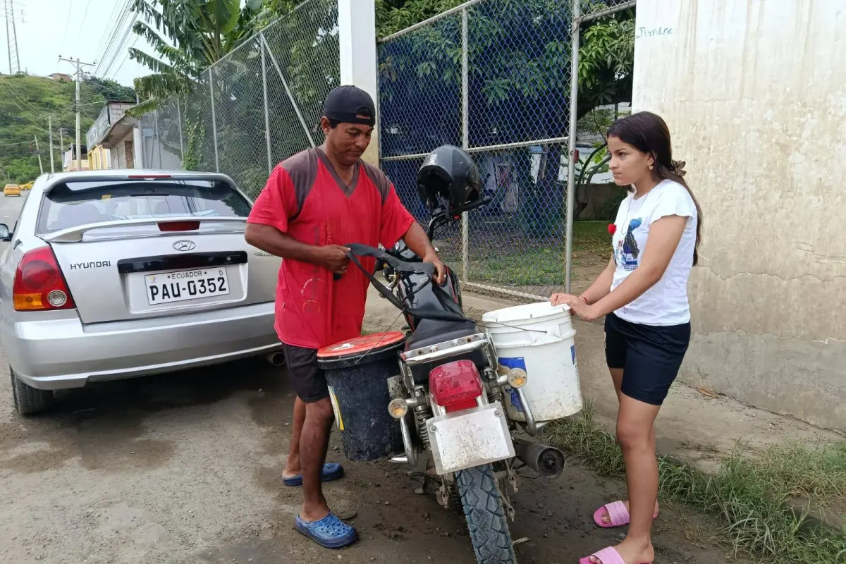 Hugo Cervantes y su hija llegaron esta mañana hasta un reservorio de la EPAM en el barrio 15 de Septiembre para abastecerse de agua potable., El Diario