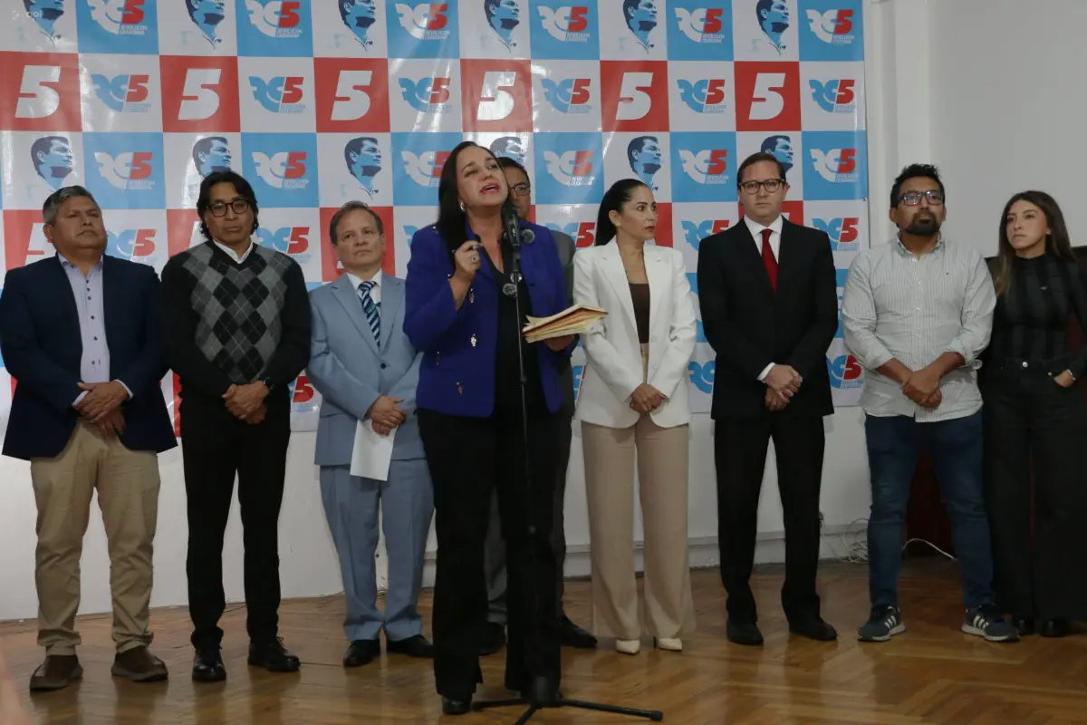 Gabriela Rivadeneira, presidenta de la Revolución Ciudadana, en la rueda de prensa de esta tarde, en la sede del movimiento. , API