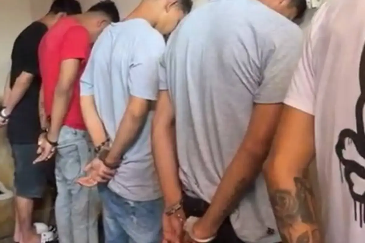 Los sospechosos durante un allanamiento., Policía