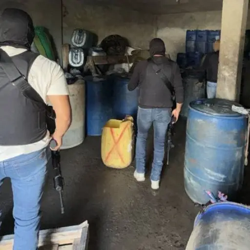 Allanan centro de almacenamiento ilegal de combustible en sector Palestina de Esmeraldas