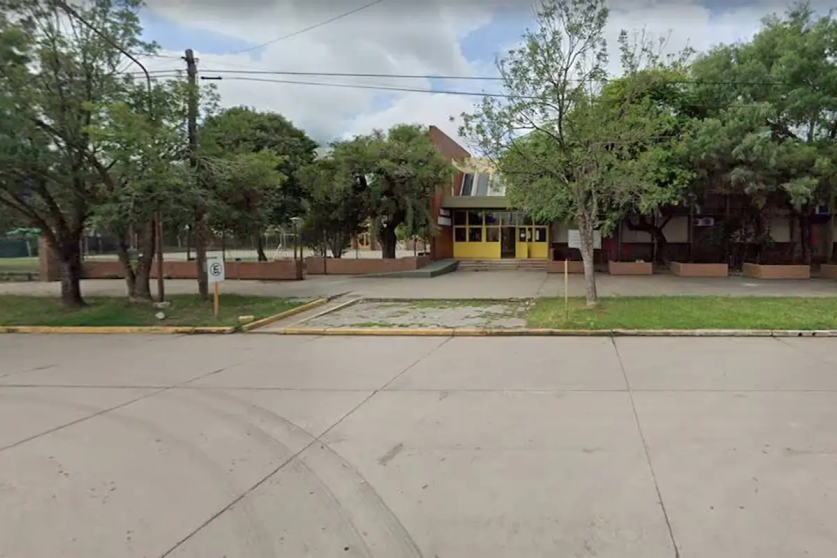 El exterior de la Escuela N° 40 de San Cristóbal, donde se dio el ataque. 