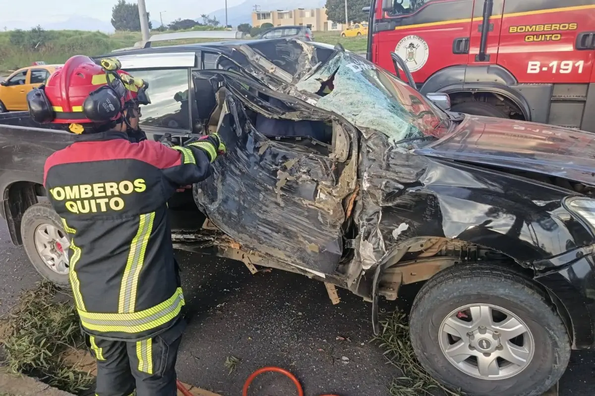 Bomberos de Quito acudieron al llamado de emergencia y rescataron a las dos víctimas., Bomberos Quito