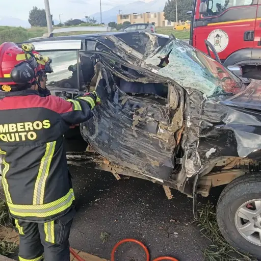Alerta vial en el sur de Quito: Choque contra un árbol provoca cierres y deja dos heridos