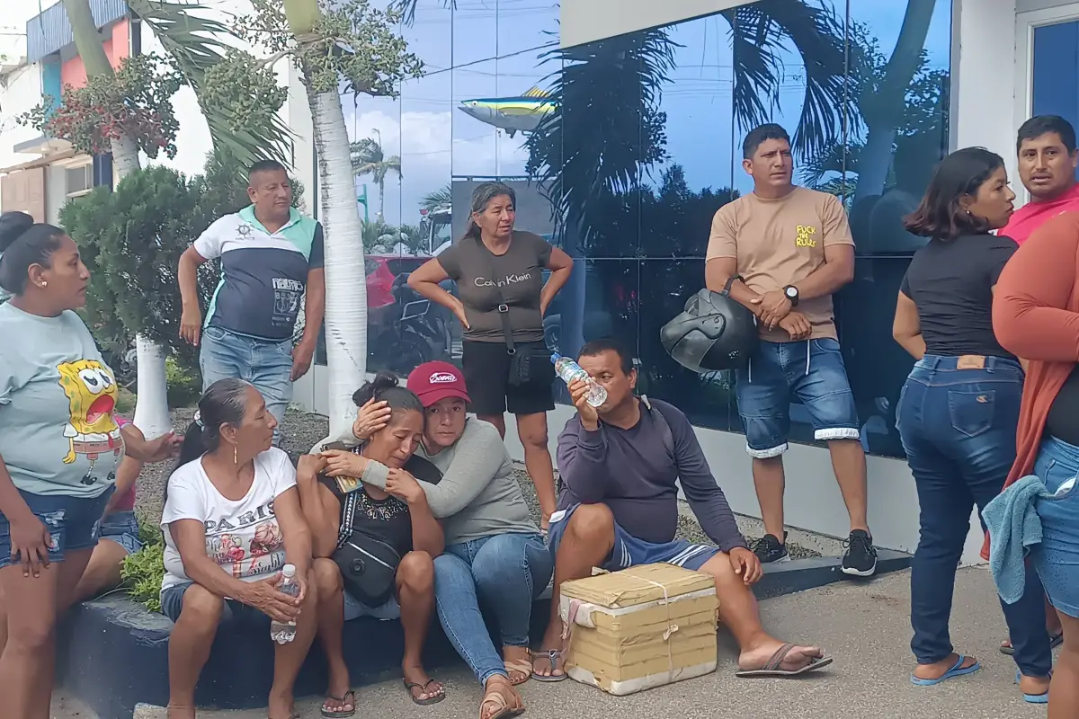 Familiares de pescadores de la embarcación “Negra Duarte” esperan retorno a Ecuador tras rescate en altamar.