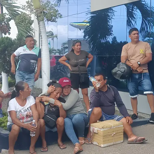 Tripulación rescatada por la Armada de El Salvador llega gradualmente a Manta