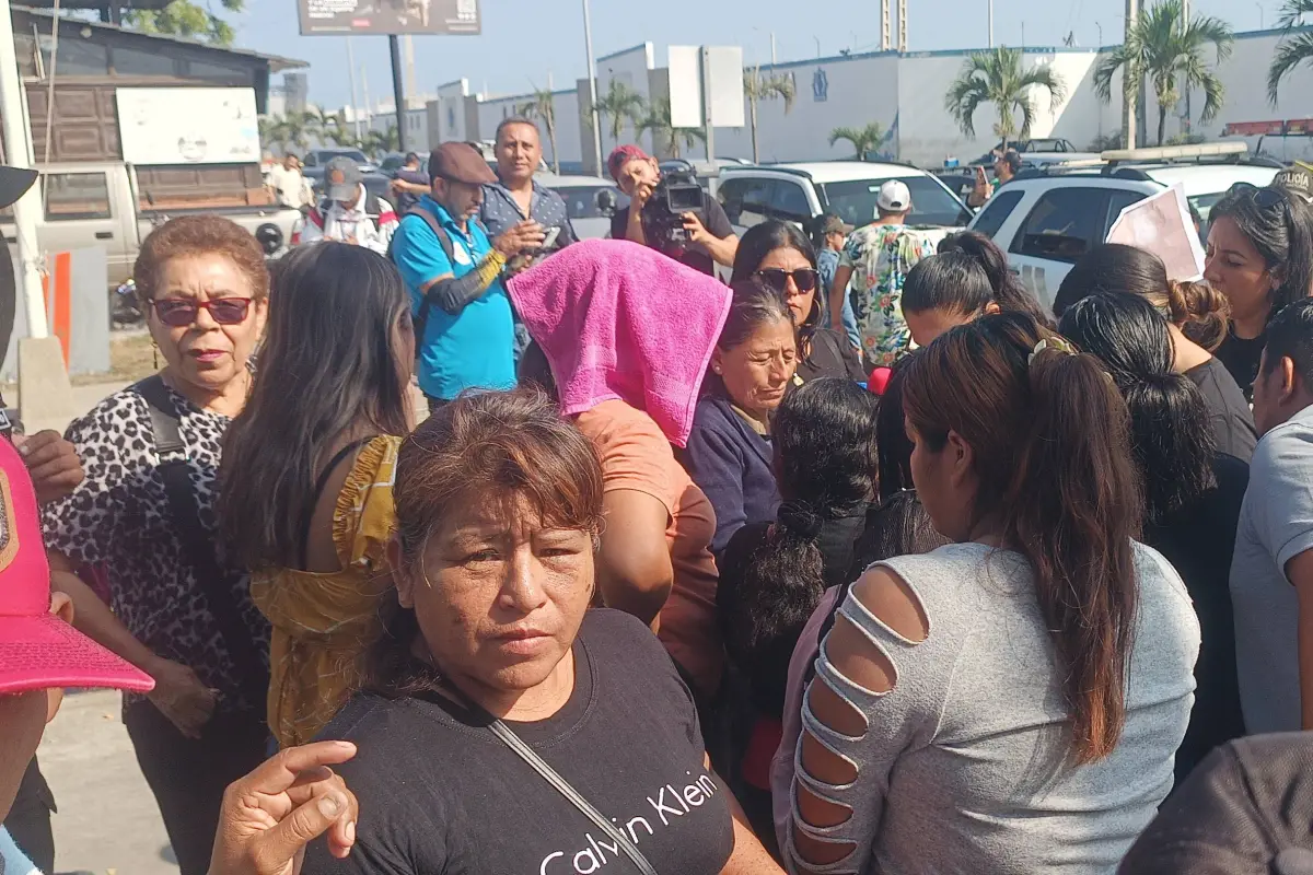 Familiares de los 27 pescadores del pesquero de Manta, Don Maca, esperan en las afueras de la Capitanía del Puerto.