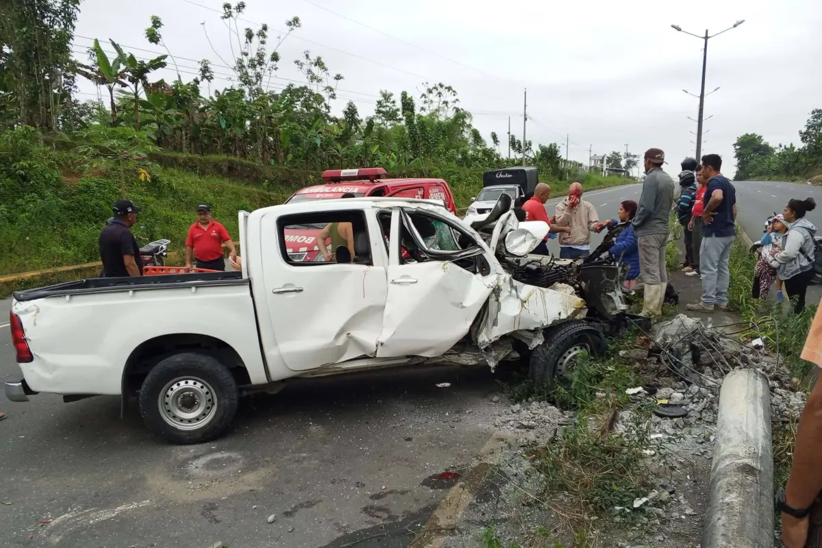 A pesar de lo destruida que quedó la camioneta sus dos ocupantes no sufrieron heridas críticas., ED