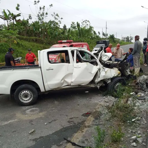Milagro en el paso lateral de El Carmen: Sobreviven tras estrellarse en una camioneta contra un poste