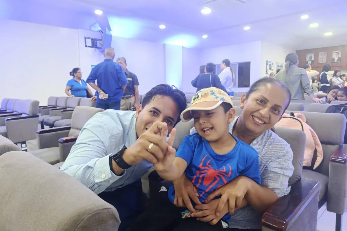 Fanny Delgado junto a su hijo Eydan y uno de los terapeutas del Patronato, durante la presentación de la Agenda Azul., El Diario