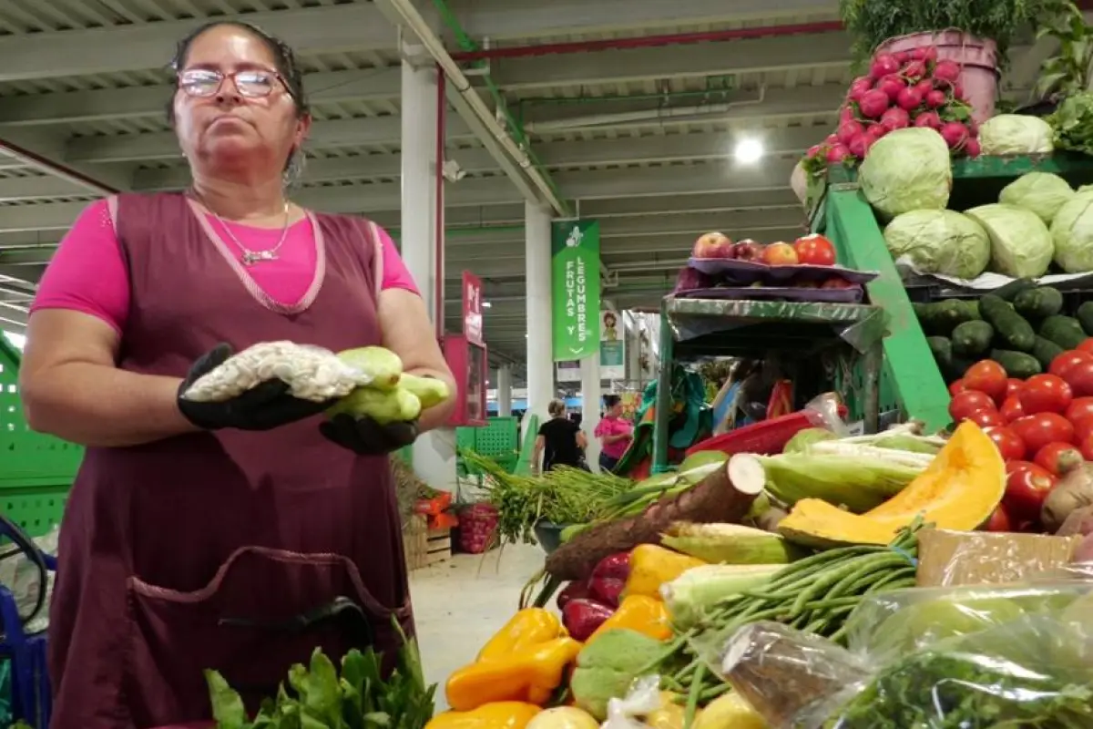 Soledad Arteaga, comerciante del Plaza Central, muestra las verduras y granos que se usan en la preparación del tradicional viche. , El Diario. 