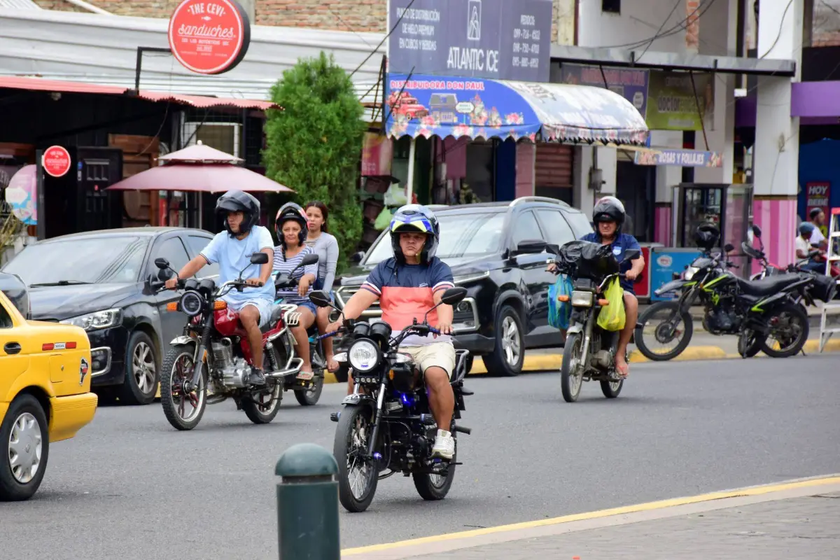 En las calles de Portoviejo se siente el incremento del parque automotor de motocicletas., El Diario