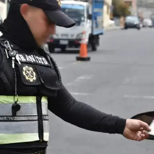 Fiscalía formula cargos contra agente de tránsito por exigir dinero a motociclista en Rumiñahui