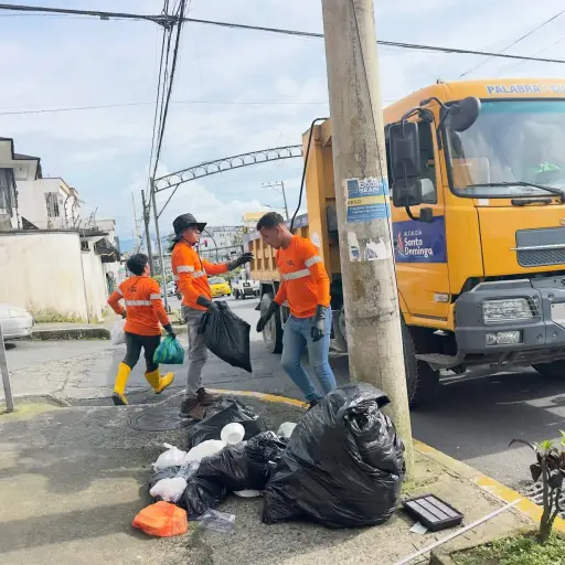 El alcalde de Santo Domingo reconoce fallas en la recolección de basura durante el toque de queda 