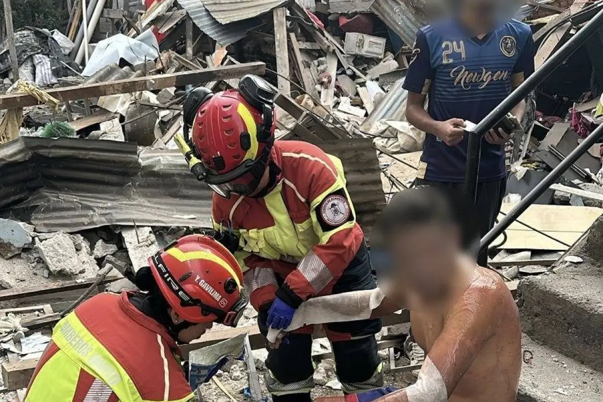 Los bomberos de Quito auxiliaron a una víctima de la explosión en la vivienda del norte de la ciudad., Bomberos Quito