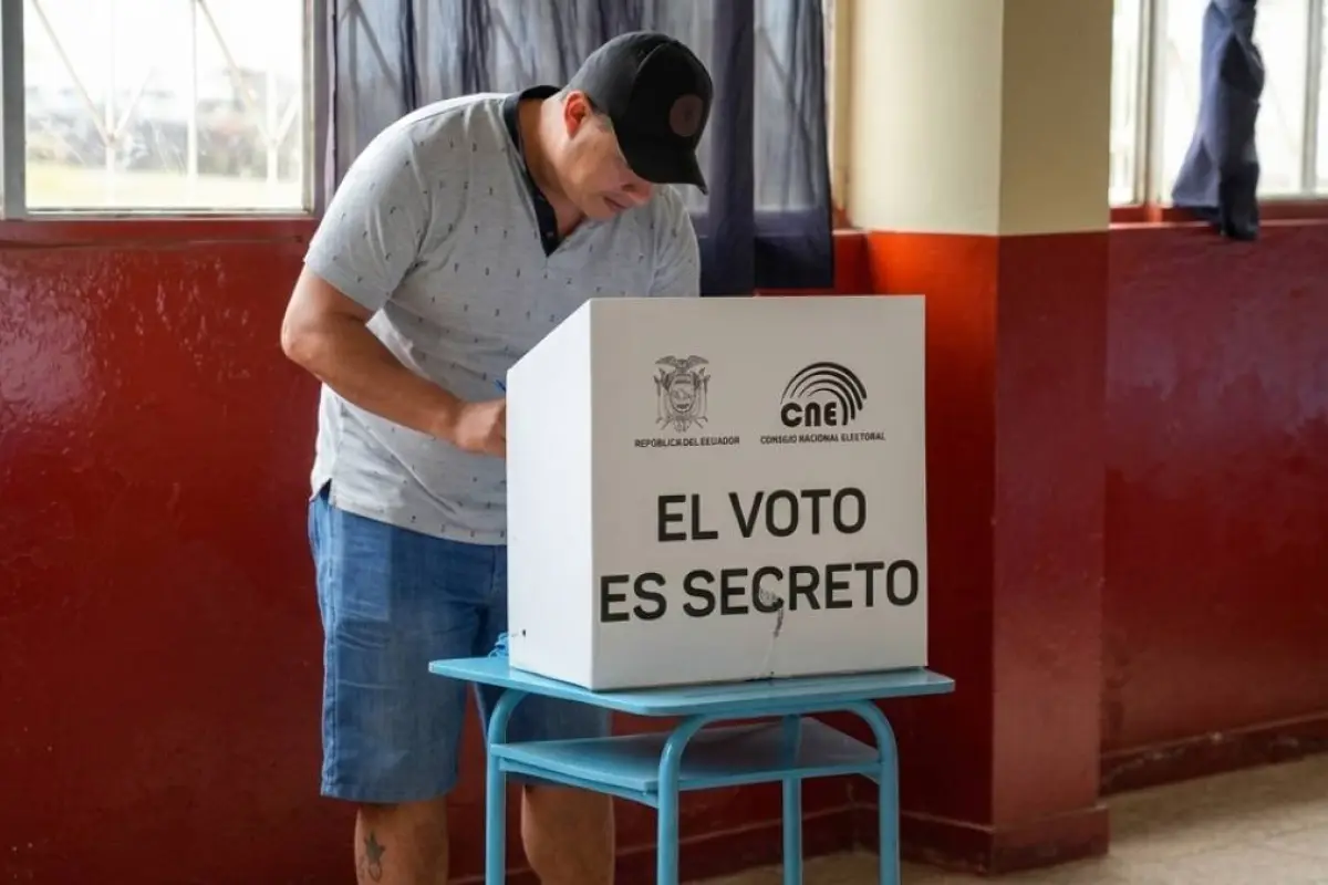 Analista cuestiona la distinción técnica entre votación y elección, en torno a las elecciones en Ecuador.