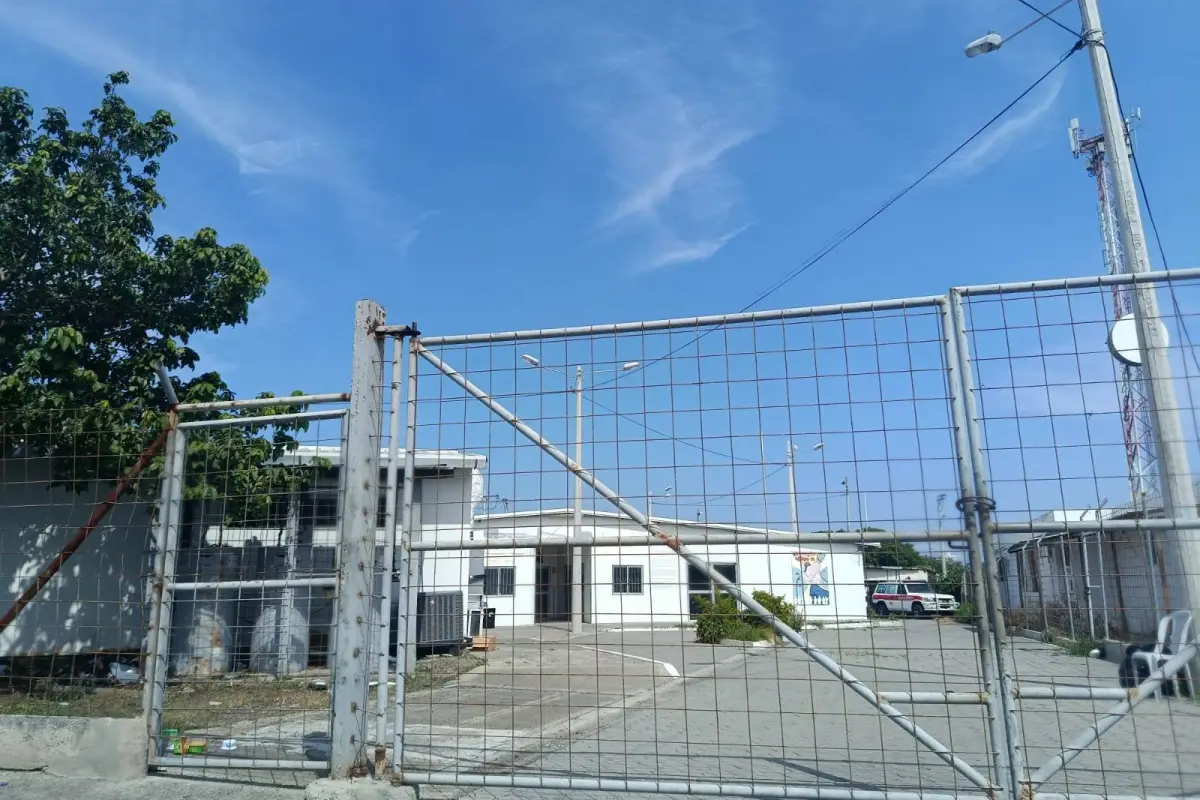 El ingreso al área que ocupó el hospital Rodríguez Zambrano en terrenos de la Cruz Roja Manta., El Diario