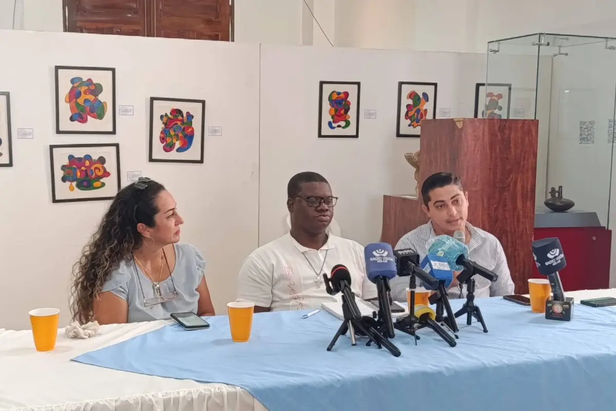 Organizadores dando detalles de las rutas del Viacrucis este viernes 3 de abril en Manta., El Diario
