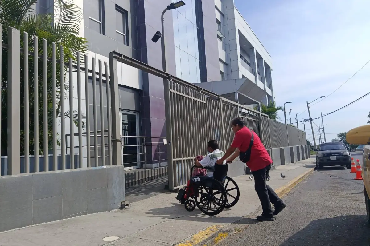 Un paciente cuando ingresaba a la clínica DaVita a su sesión de diálisis. , El Diario
