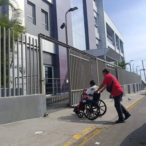 La despedida silenciosa de una clínica de diálisis: el drama de los pacientes renales forzados a viajar más lejos