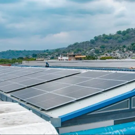 ¿Dónde está el ahorro? Comerciantes del CC1 de Portoviejo piden respuestas sobre sistema fotovoltaico
