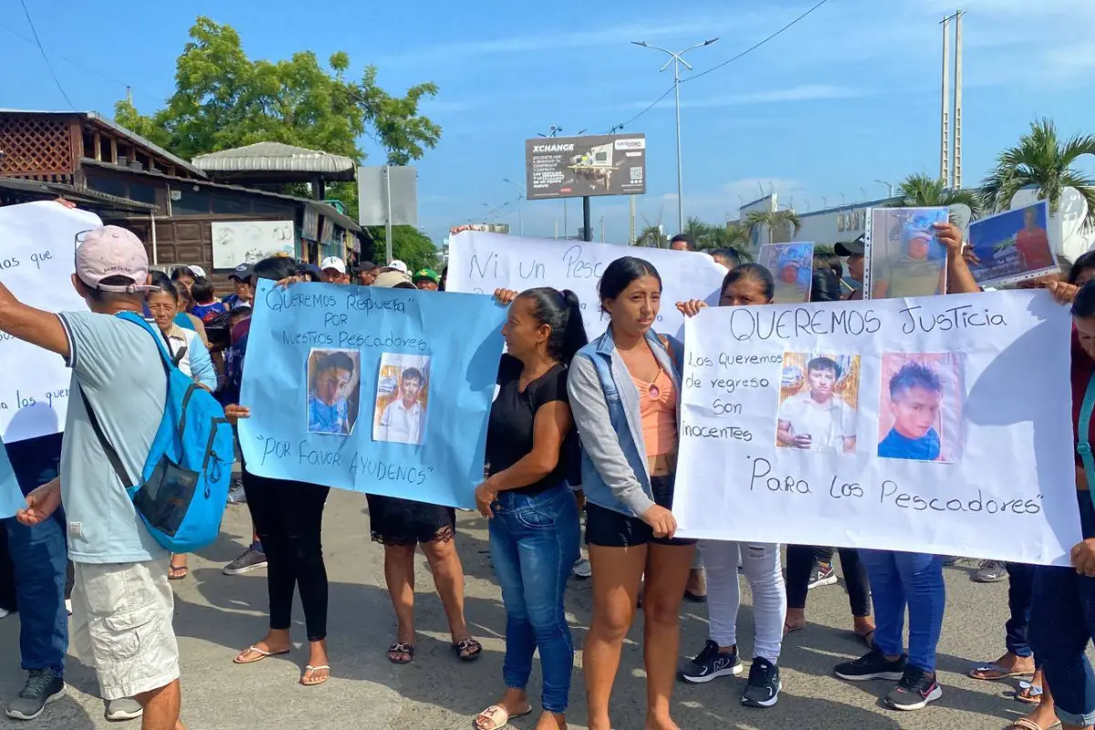 Familiares de los pescadores hicieron un plantón para exigir que se aplique una búsqueda completa para dar con sus seres queridos., El Diario