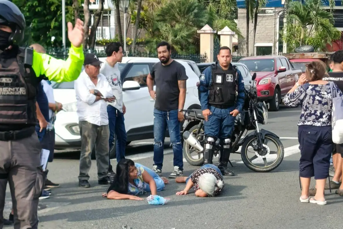 Ciudadanos se aglomeraron alrededor de las víctimas para evitar que sean atropelladas tras el choque., ED