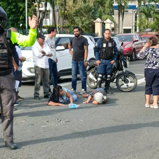 Caos cerca al parque de Las Madres: Testigos auxilian a dos mujeres tras ser embestidas por carro desconocido