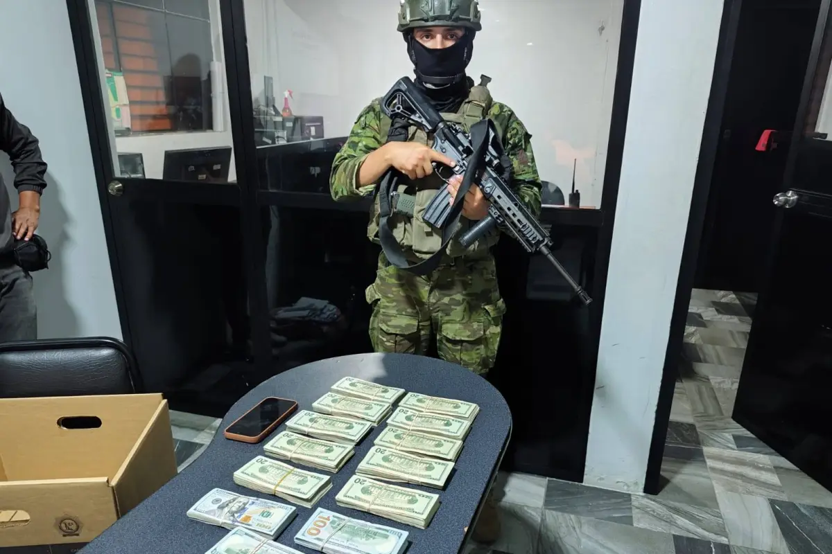 Cincuenta mil dólares en efectivo fueron hallados en un vehículo durante un control militar., Ejército Ecuatoriano