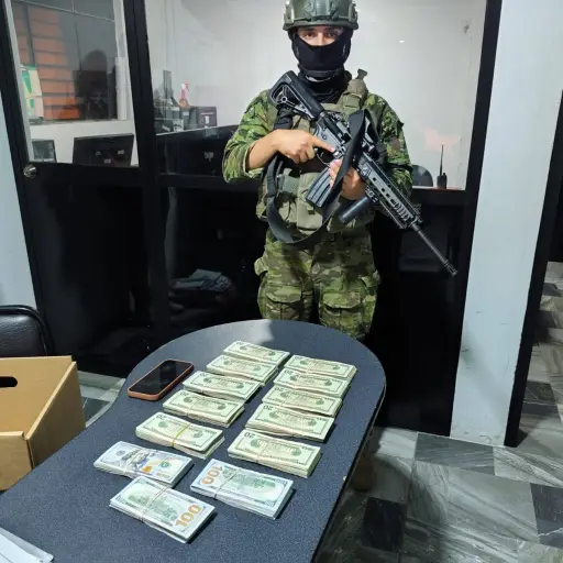 Llevaba una mochila con cincuenta mil dólares en efectivo y terminó bajo custodia militar