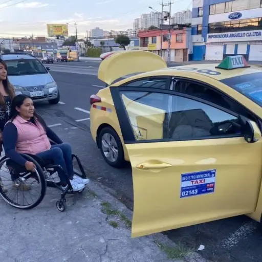 Quito aprueba ordenanza que obliga a taxis a ser accesibles para personas con discapacidad