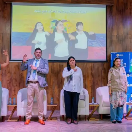 Más de 540 servidores públicos y privados reciben formación en lengua de señas en Guayaquil