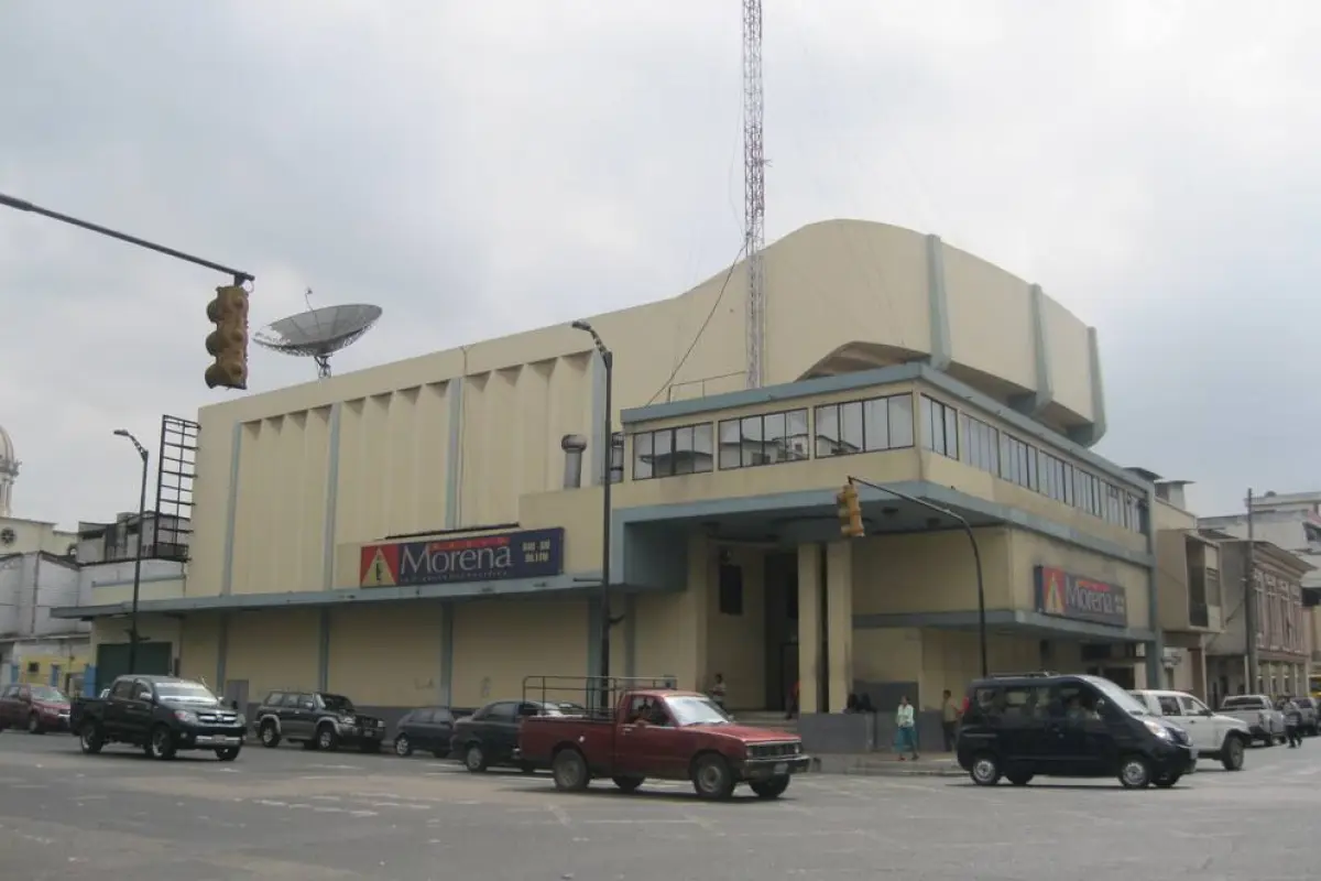 Instalaciones de Radio Morena en Guayaquil con daños en cristales por ataque.