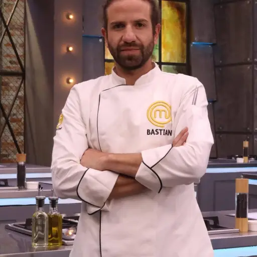 “El arroz se le pasó, pero conquistó”: Bastián gana reto clave y entra al top 6 de ‘MasterChef Celebrity Ecuador’