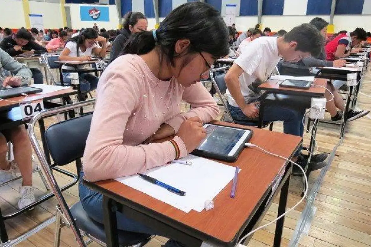 Aspirante realizando el proceso de postulación a institutos públicos en Ecuador.