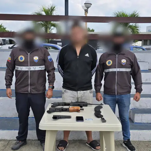 Policía incauta fusiles y pistolas ocultos en un parlante en Portoviejo