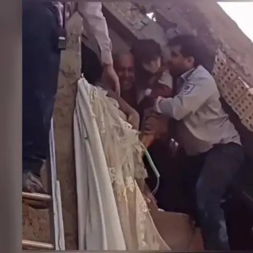 Rescate de un niño entre escombros marca jornada de bombardeos en Irán