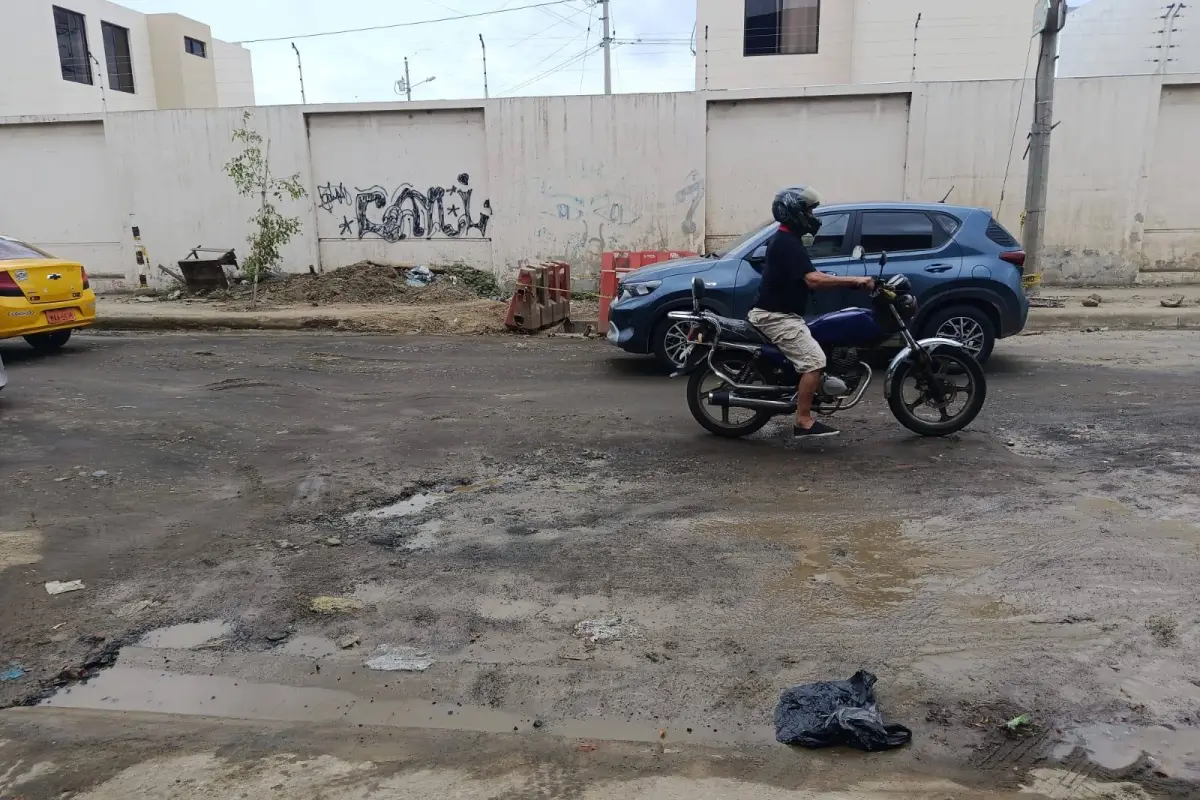 El mal estado de la calle 117 y avenida 108 afecta a los vecinos del lugar., El Diario