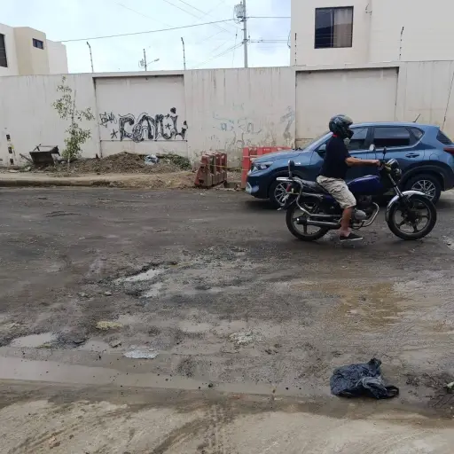 Vecinos de la Avenida 108 reclaman por trabajo mal hecho en rehabilitación de calle recién intervenida