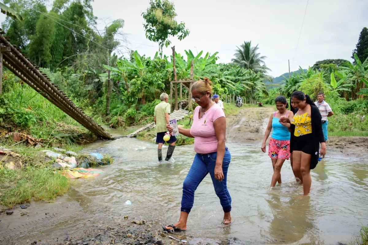 Las personas pasan a pie por el estero, pero cuando llueve el caudal crece y temen no poder salir de sus comunidades., El Diario