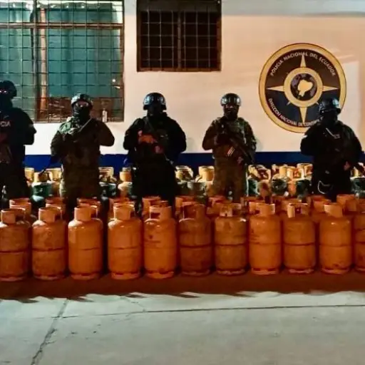 Decomisan combustible y cilindros de gas en presuntas bodegas clandestinas en Huaquillas