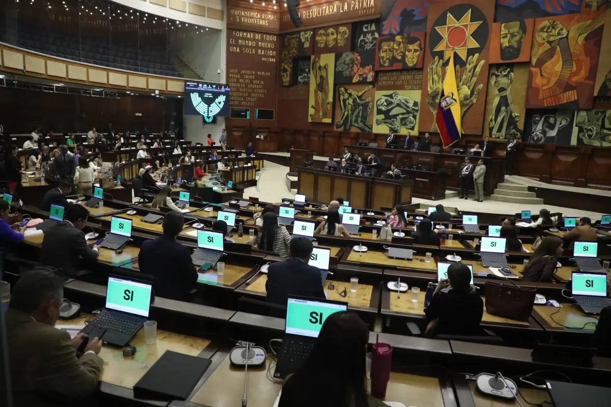 Asambleístas ecuatorianos votan el archivo del proyecto de reforma a la Ley de Educación Superior en el salón legislativo.