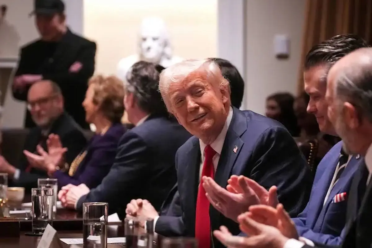 Donald Trump firma documentos oficiales en la Casa Blanca para seguridad aeroportuaria.