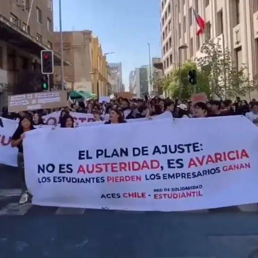 Miles de estudiantes protestan en Santiago contra ajustes educativos del gobierno de Kast