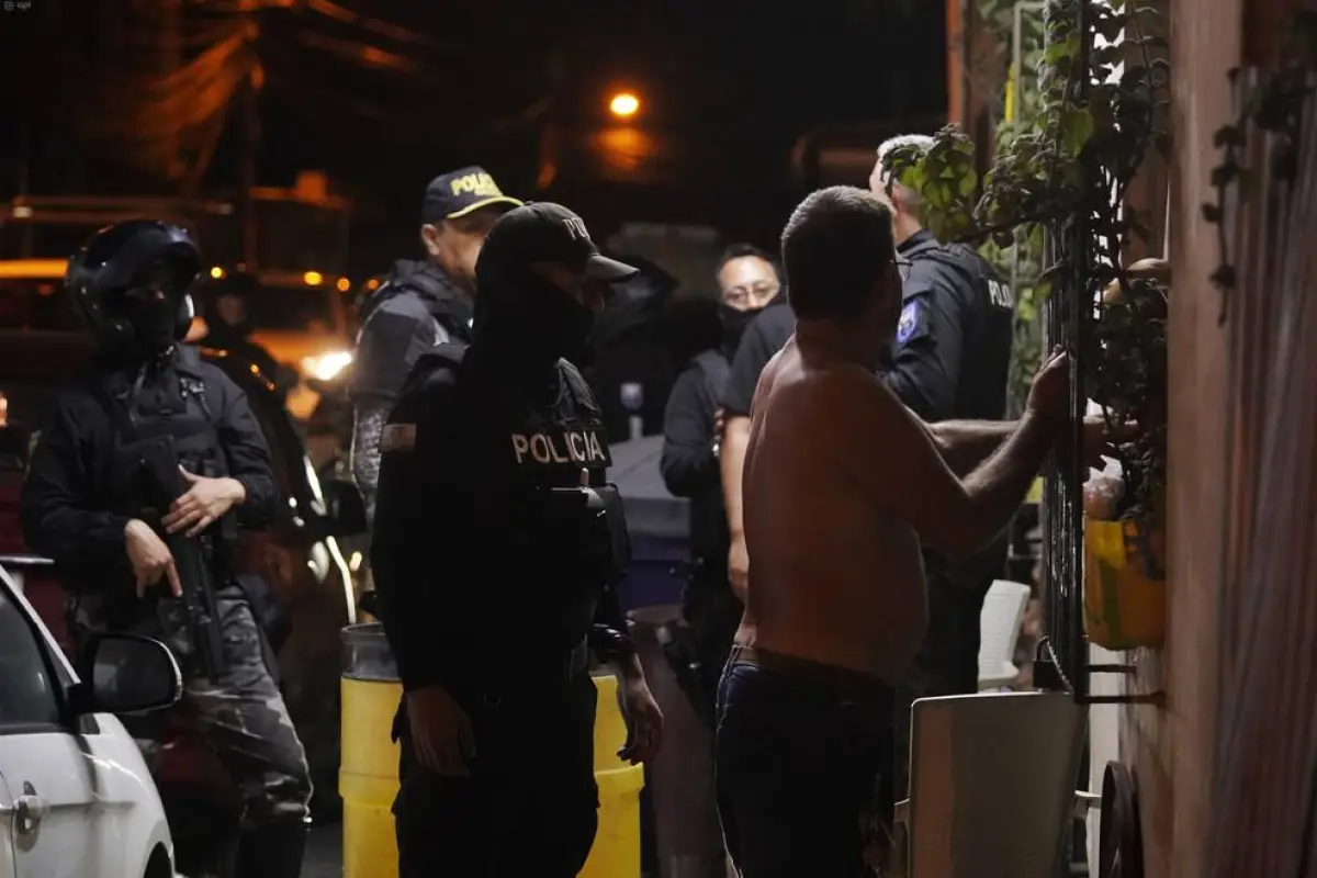 Operativos de la Policía Nacional de Ecuador durante el toque de queda en 4 provincias: Guayas, El Oro, Los Ríos y Santo Domingo.