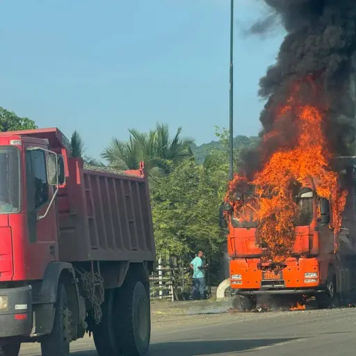 Incendio consume camión que transportaba vehículos en Rocafuerte