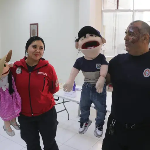 Bomberos de Manta se capacitan en técnicas lúdicas y teatro de títeres para prevenir riesgos en niños